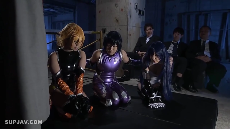 跪姿 · 远景 · 角色扮演服 · 废旧仓库