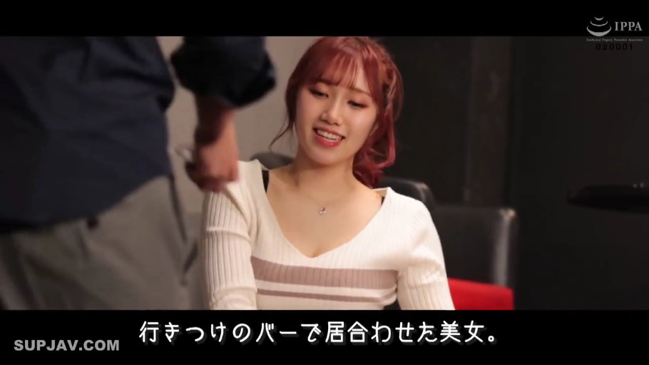 娇羞 · 酒吧 · 黑色内衣肩带 · 女子上半身面部特写