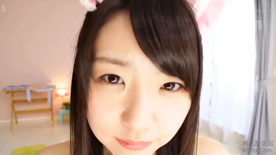 好奇 · 眼神特写 · 室内卧室 · 猫耳发箍 · 光线明亮 · 裸露肩膀