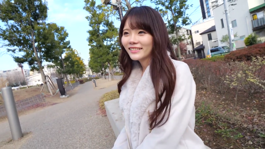 坐姿 · 中景 · 微笑 · 户外 · 长发 · 观望 · 白色毛领大衣