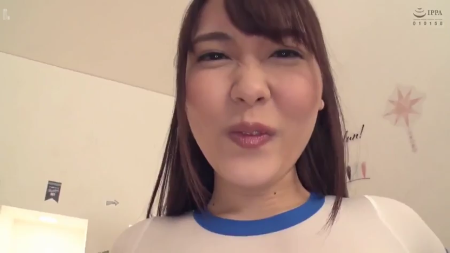 室内 · 脸部特写 · 温柔 · 白色紧身运动服