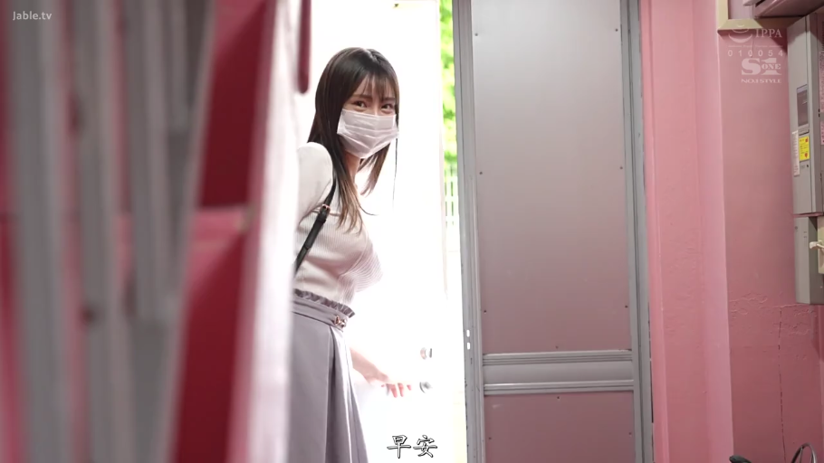 站立 · 侧身 · 玄关 · 紧身白衣