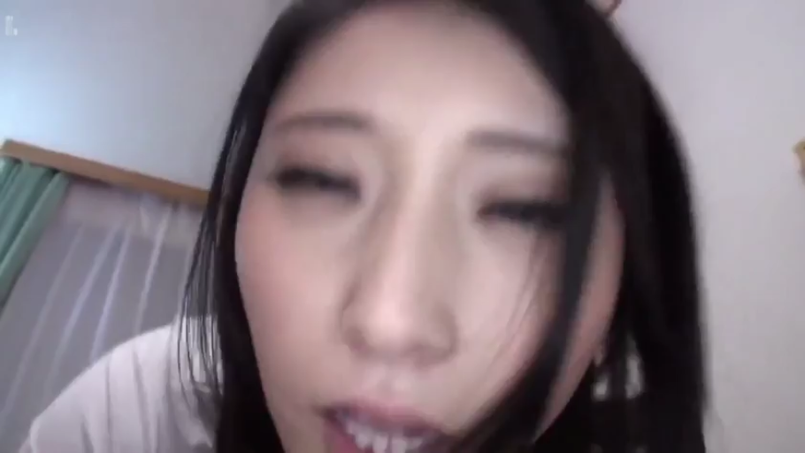 酒店 · 面部特写 · 白色T恤 · 眼神失焦 · 凌乱发丝 · 口交