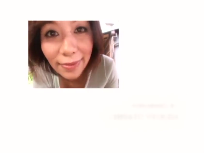 室内 · 俯身 · 脸部 · 微笑 · 休闲装 · 注视镜头 · POV