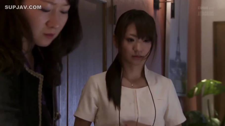 走廊 · 专注 · 白色制服 · 人物半身特写 · 画中为艾菲尔铁塔