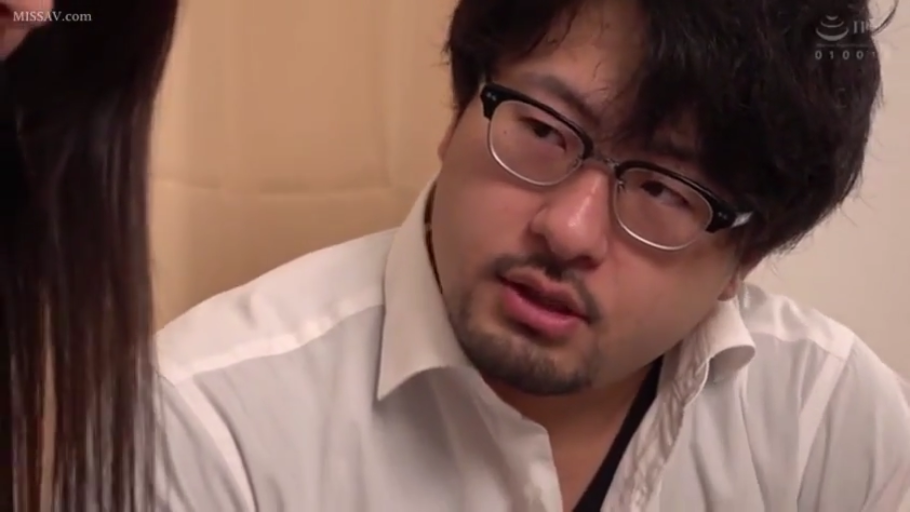 室内 · 坐姿 · 交谈 · 严肃 · 眼镜 · 白衬衫 · 面部特写 · 大叔