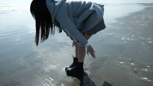 不可见 · 海滩 · 黑色厚底系带靴 · 户外自然光 · 无 · 腿部侧影 · 无
