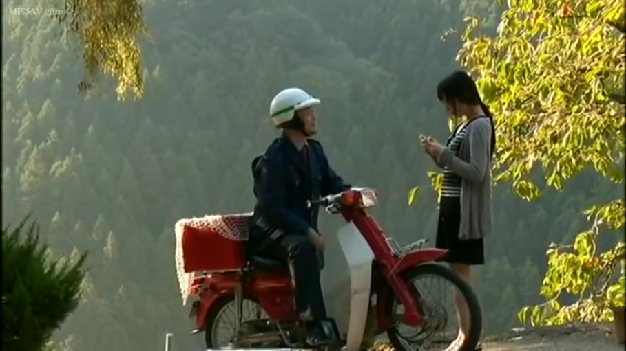 专注 · 跨坐 · 对话 · 剧情 · 摩托车 · 休闲服 · 山区户外