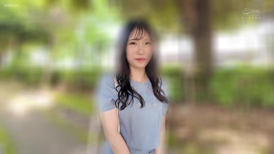 脸部特写 · 微笑 · 公园 · 背包 · 背景虚化 · 浅蓝色短袖上衣