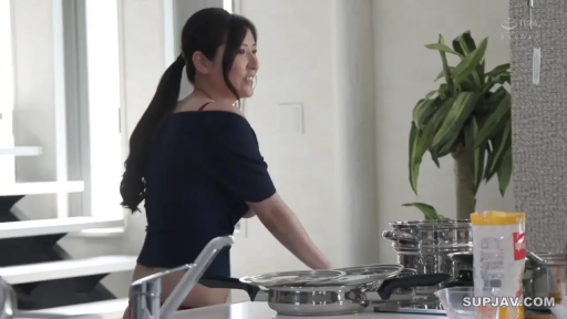 放松 · 厨房 · 红色内衣肩带 · 侧身半身像