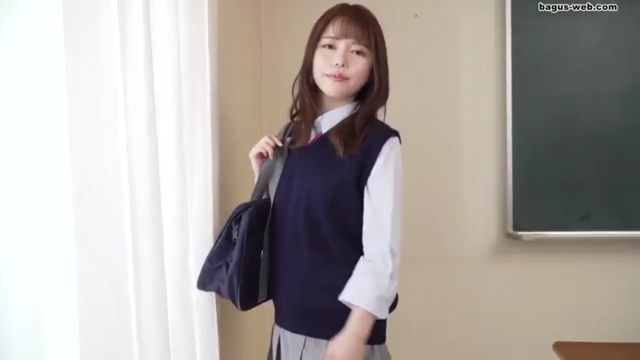 教室 · 深蓝色针织背心 · 温柔 · 面部特写 · 学生书包