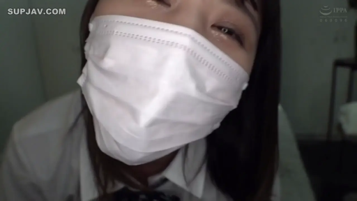 室内 · 泪眼婆娑 · 眼睛特写 · 白色口罩 · 深色领结 · 眼泪