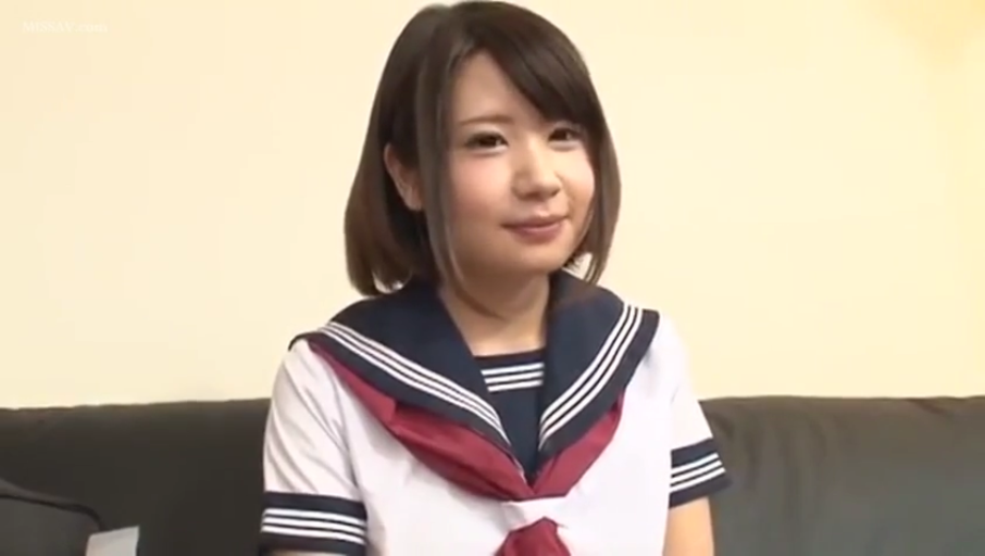 室内 · 坐姿 · 微笑 · 面部特写 · 水手服 · 注视镜头 · 亚洲女性