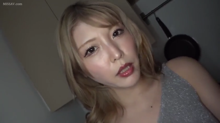 微张嘴 · 面部特写 · 厨房 · 灰色无袖上衣 · 平底锅 · 光线较暗