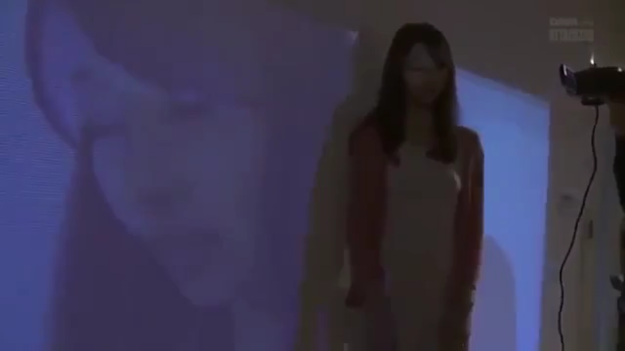 工作室 · 注视 · 投影效果 · 深色开衫 · 人物面部投影 · 视频摄像机