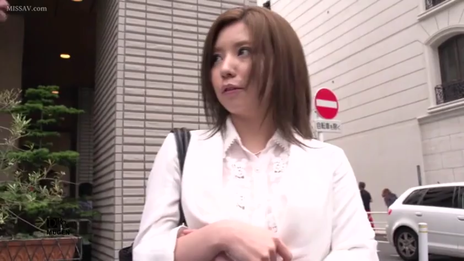 中景 · 站姿 · 自然 · 职业装 · 户外 · 单肩包 · 侧望 · 街拍