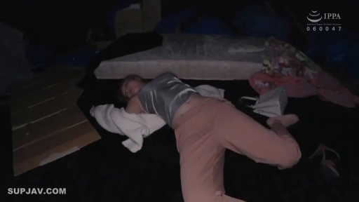 昏暗的房间 · 中景 · 无意识 · 休闲长裤 · 地板床垫 · 摊开 · 暗色调 · 醉酒