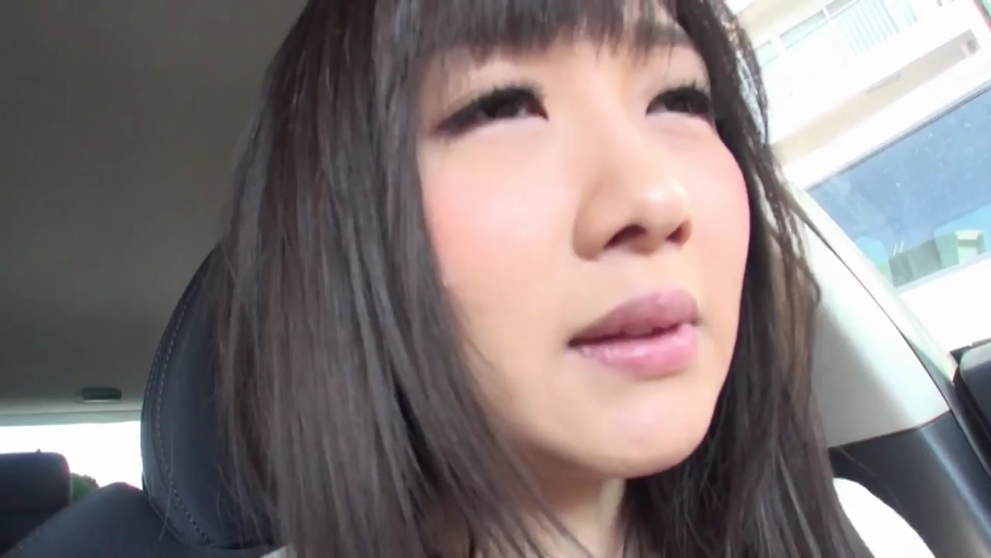 坐姿 · 脸部特写 · 车内 · 白色衣服