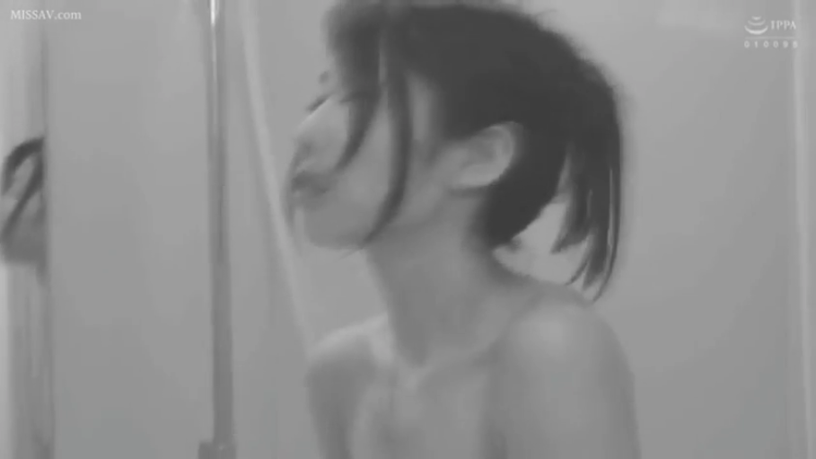 淋浴间 · 微闭双眼 · 裸体 · 黑白画面 · 颈部曲线 · 淋浴装置
