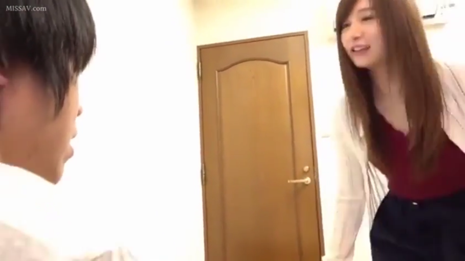 卧室 · 外罩白色开衫 · 女性面部特写 · 女性微笑着说话