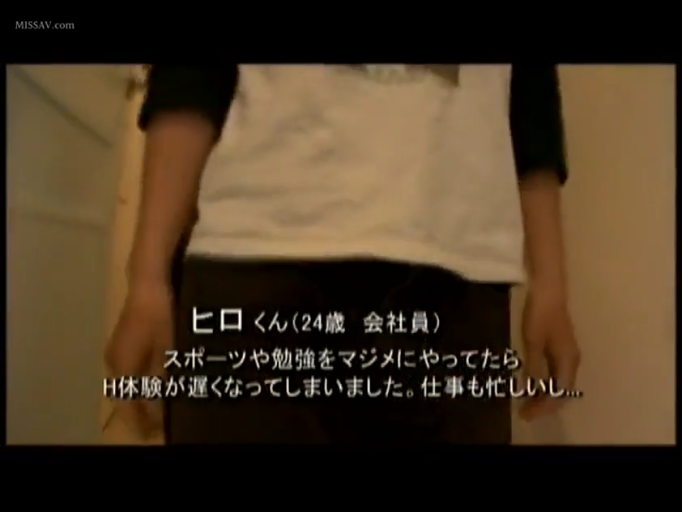 室内 · 躯干特写 · 无明显表情 · 黑色裤子 · 画面带有日语字幕