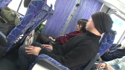 坐姿 · 红色毛衣 · 巴士内