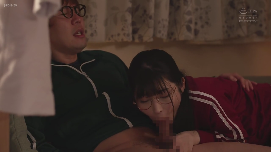 眼镜 · 沉醉 · 口交部位特写 · 室内卧室 · 绿色运动服 · 口交