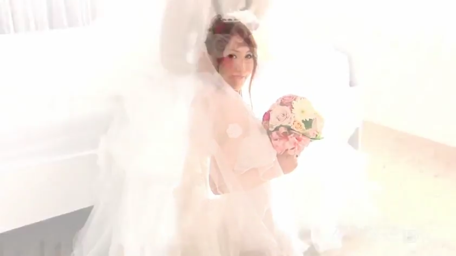 柔和 · 面部特写 · 明亮的房间 · 头纱 · 手捧花 · 高调曝光