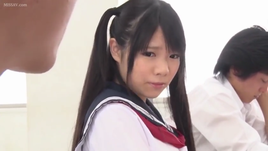 教室 · 肩部特写 · 看向镜头 · 白色水手服上衣