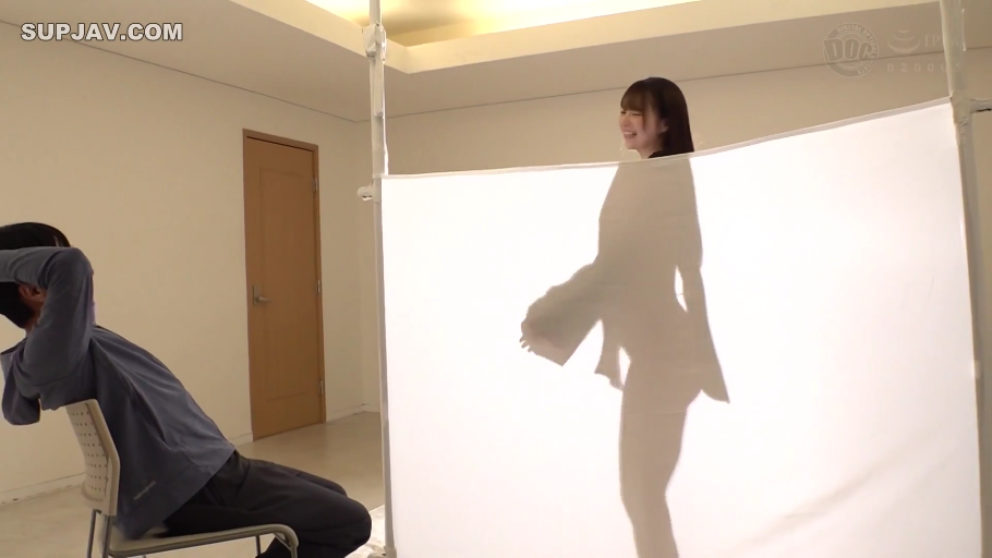 便装 · 室内房间 · 女性在布后的剪影 · 女性笑着看向男人 · 白色布帘隔断 · 强光照射白布形成剪影