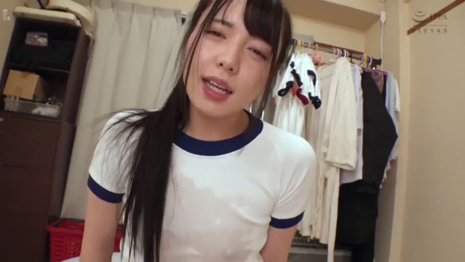 上身特写 · 更衣室 · 眼神涣散 · 白色圆领体操服 · 衣服上的水渍