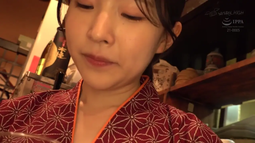 室内 · 坐姿 · 脸部特写 · 平静 · 凝视 · 浴衣 · 酒具 · 日式