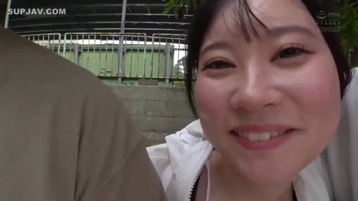 面部特写 · 户外 · 白色外套 · 靠近镜头