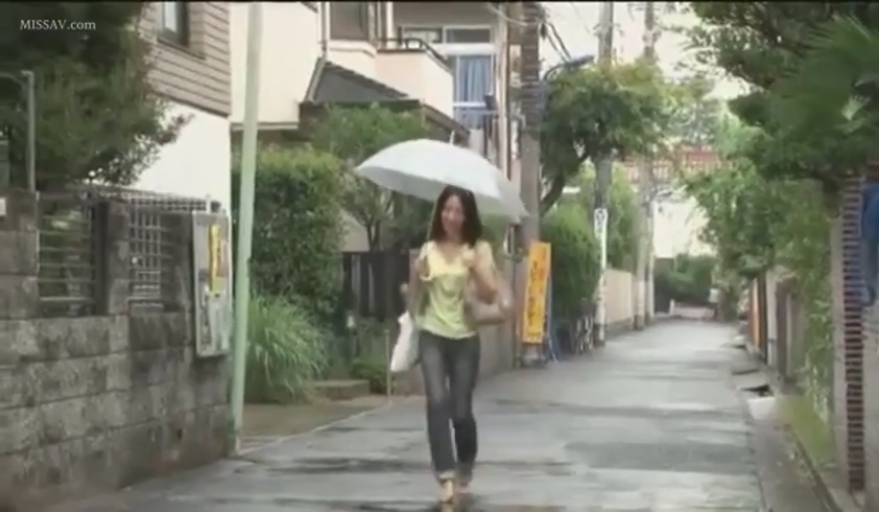 浅黄色上衣 · 透明雨伞 · 自然微笑 · 日本住宅区小巷 · 雨天路面潮湿
