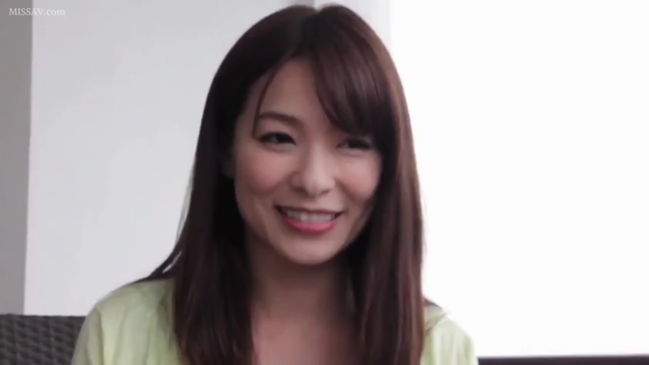 室内 · 坐姿 · 微笑 · 面对镜头 · 面部特写 · 长发 · 浅绿色上衣