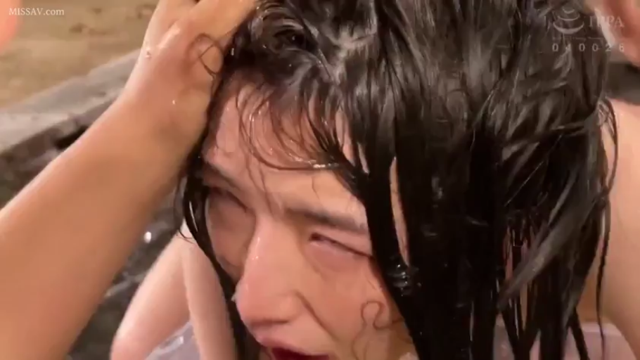汗水湿透的头发 · 浴室 · 裸体 · 嘴巴张大 · 深喉 · 皮肤沾水