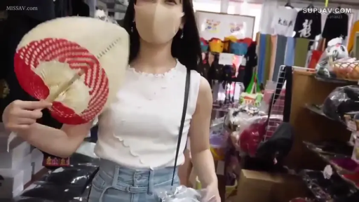 上半身特写 · 浅蓝色牛仔裤 · 团扇 · 商铺 · 面带微笑
