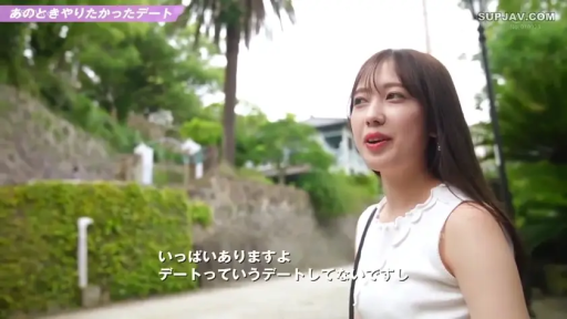 脸部特写 · 白色无袖上衣 · 字幕显示 · 微笑着说话 · 公园或绿化区