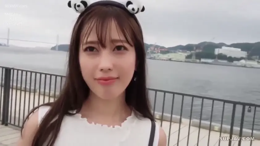 面部 · 凝视 · 白色无袖上衣 · 甜美微笑 · 正面站立 · 清纯风 · 户外海边 · 熊猫发箍