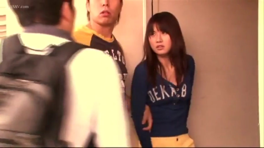 紧张 · 室内走廊 · 运动风T恤 · 女子脸部特写