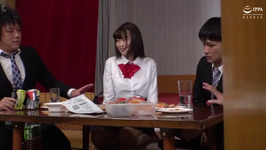 略显尴尬 · 食物容器 · 餐桌旁 · 深色制服短裙 · 女学生面部特写