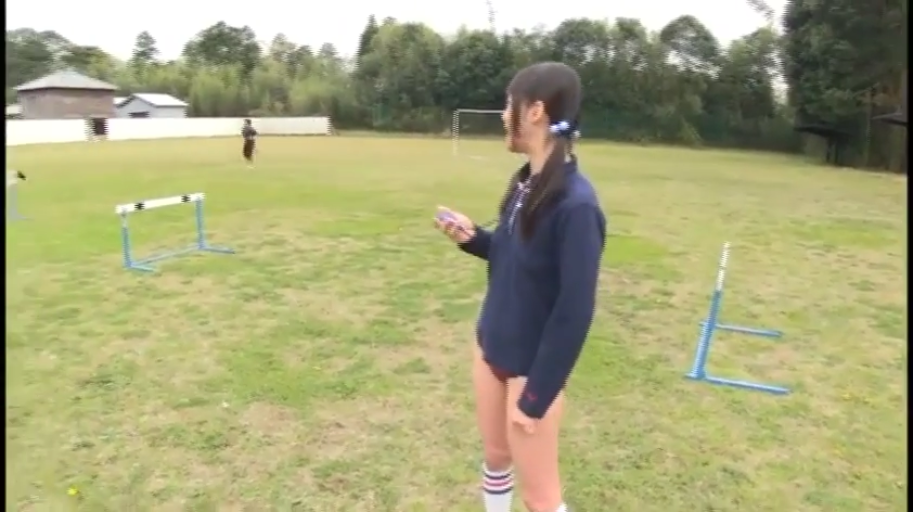 全身 · 站立 · 微笑 · 运动上衣 · 操场 · 跨栏 · 看计时器