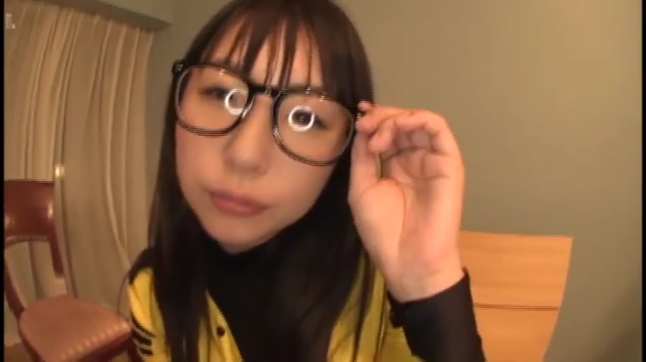 房间 · 平静 · 脸部特写 · 黑色内搭 · 黑框眼镜 · 光线照在眼镜镜片上