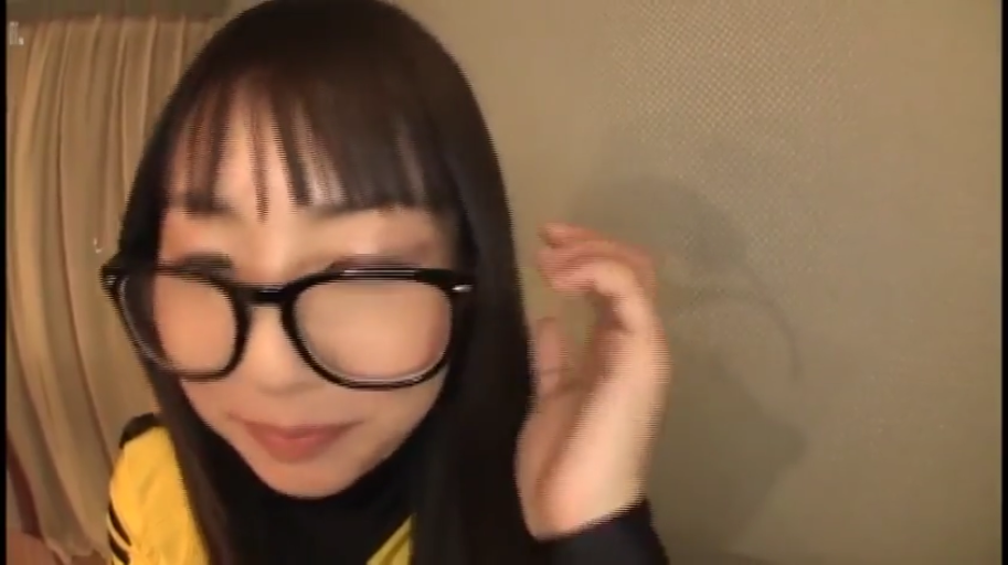 室内 · 脸部特写 · 微笑 · 靠近镜头 · 整理头发 · 黄色运动衫