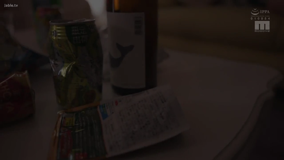 室内 · 酒瓶 · 昏暗 · 桌面物品