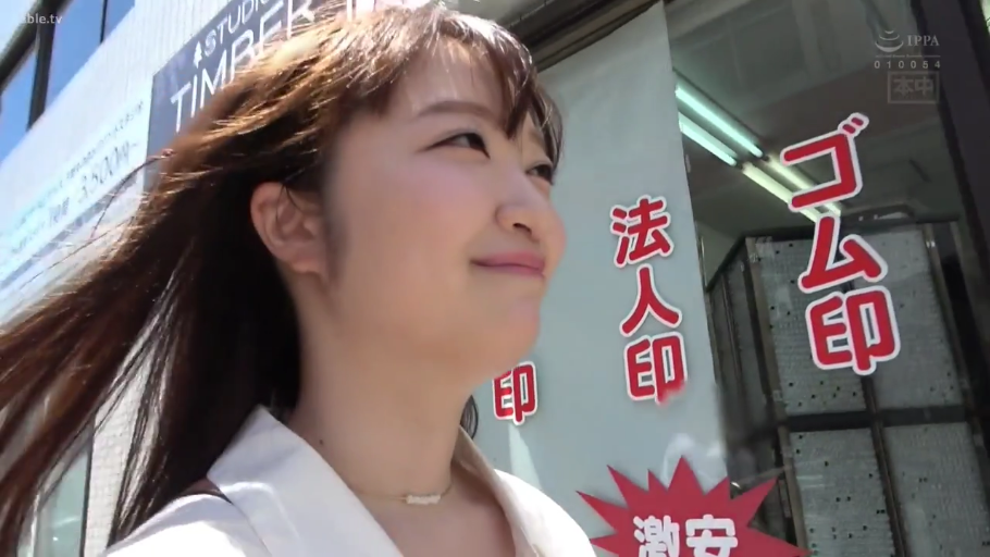 脸部特写 · 放松 · 白色上衣 · 店铺门口 · 阳光充足