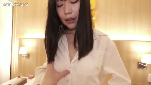 白色衬衫 · 神情迷离 · 酒店卧室 · 胸部接触特写