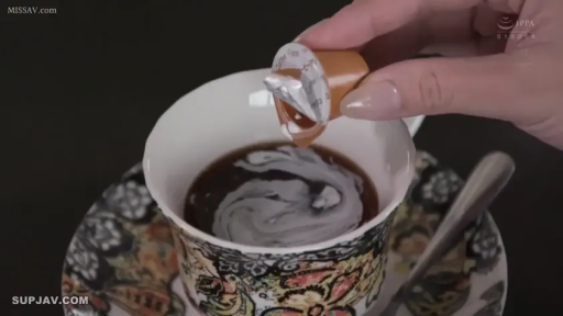 室内 · 水印 · 咖啡杯 · 手部特写 · 倒奶精