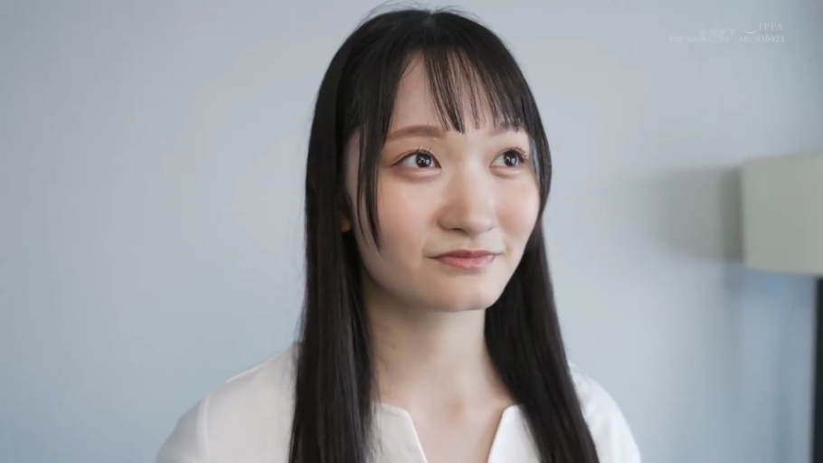 室内 · 微笑 · 顔のクローズアップ · 白い上着