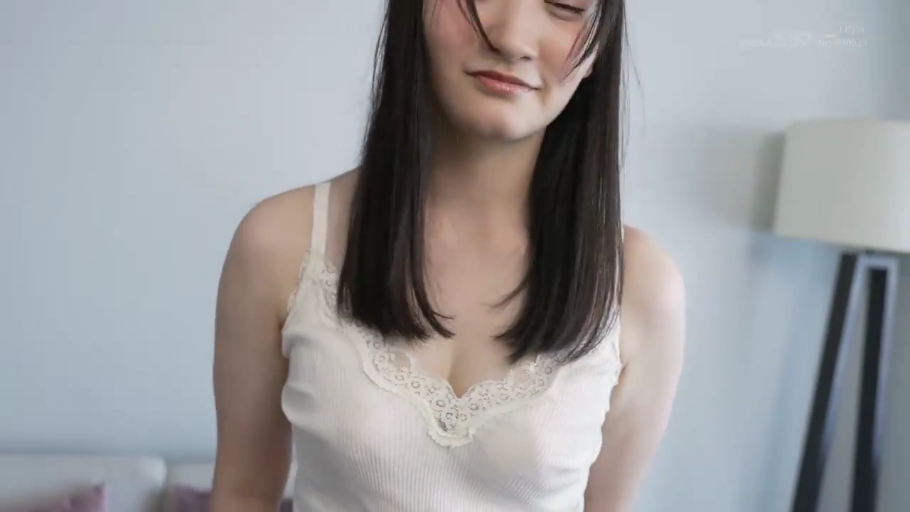 胸部特写 · 眼神迷离 · 落地灯 · 室内卧室 · 白色蕾丝吊带背心
